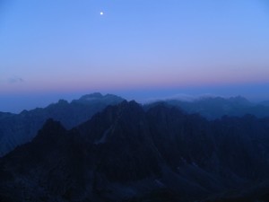 jurovo podvecer temna s mesicem hory